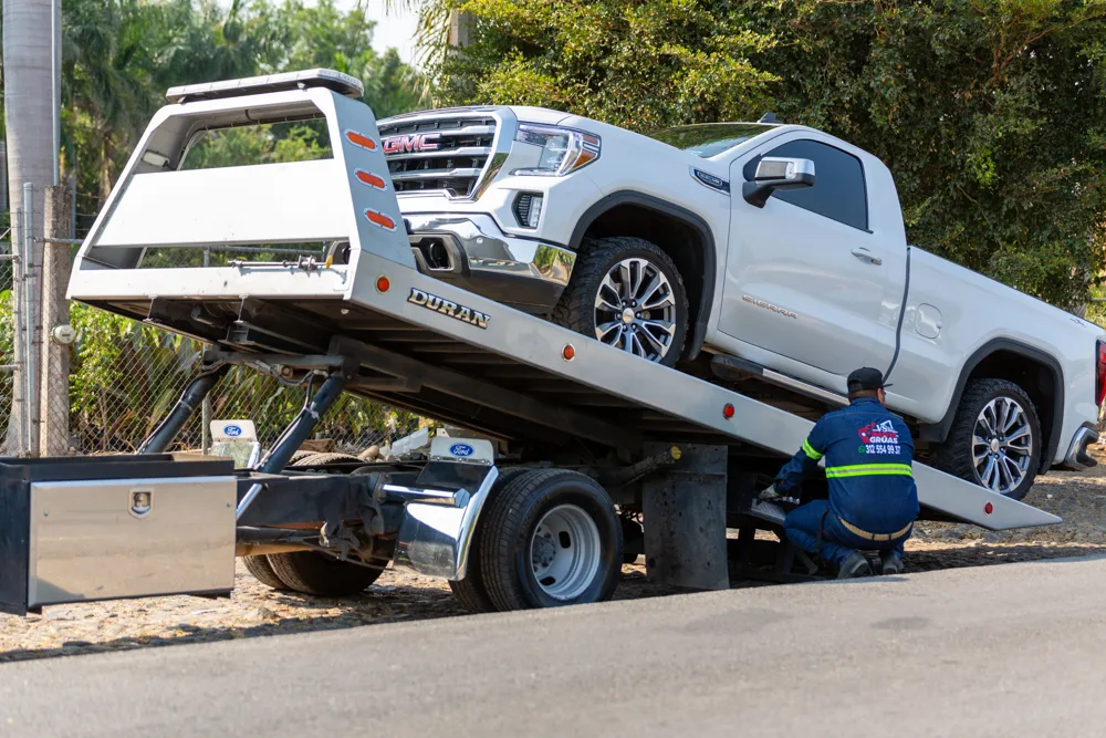 Veículo sendo carregado em um guincho