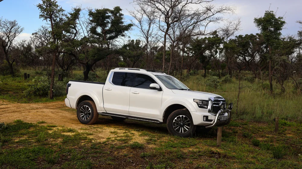 Picape 4x4 rodando em terreno off-road